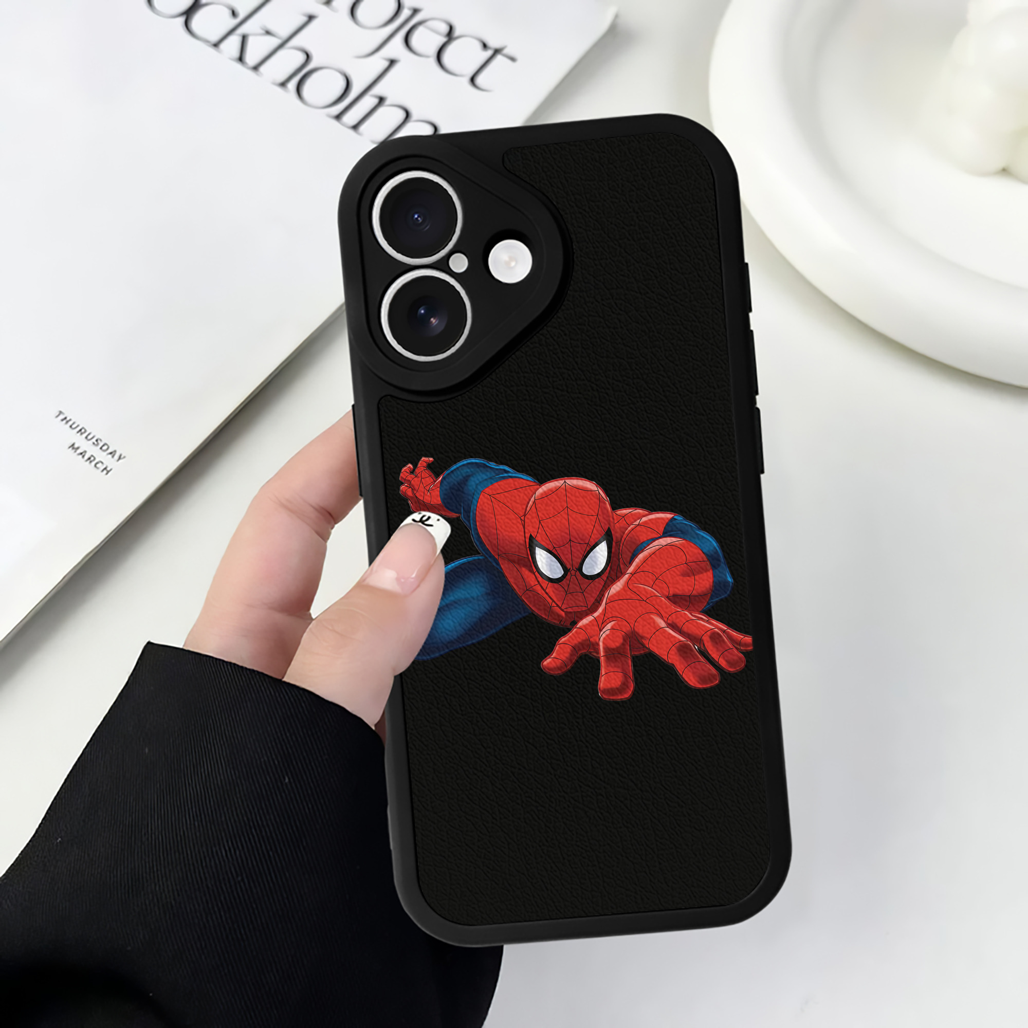 Spider Man スパイダーマン 【iPhone 16シリーズ対応】シリコンスマホケース（レザー調） 材質：シリコン